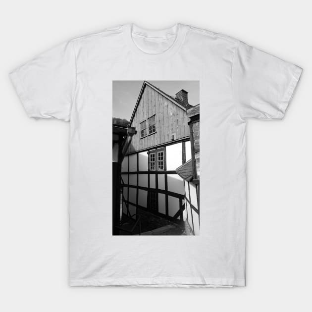 Half-timbered house in Stolberg / Harz in black and white T-Shirt by Gourmetkater